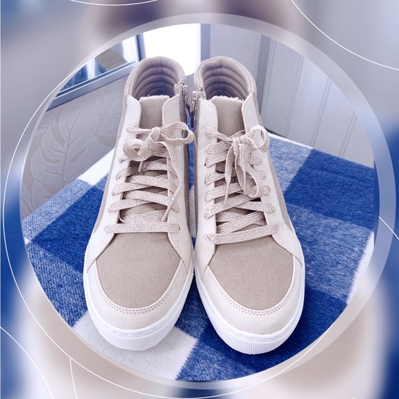 Dr. Scholl’s sneaker